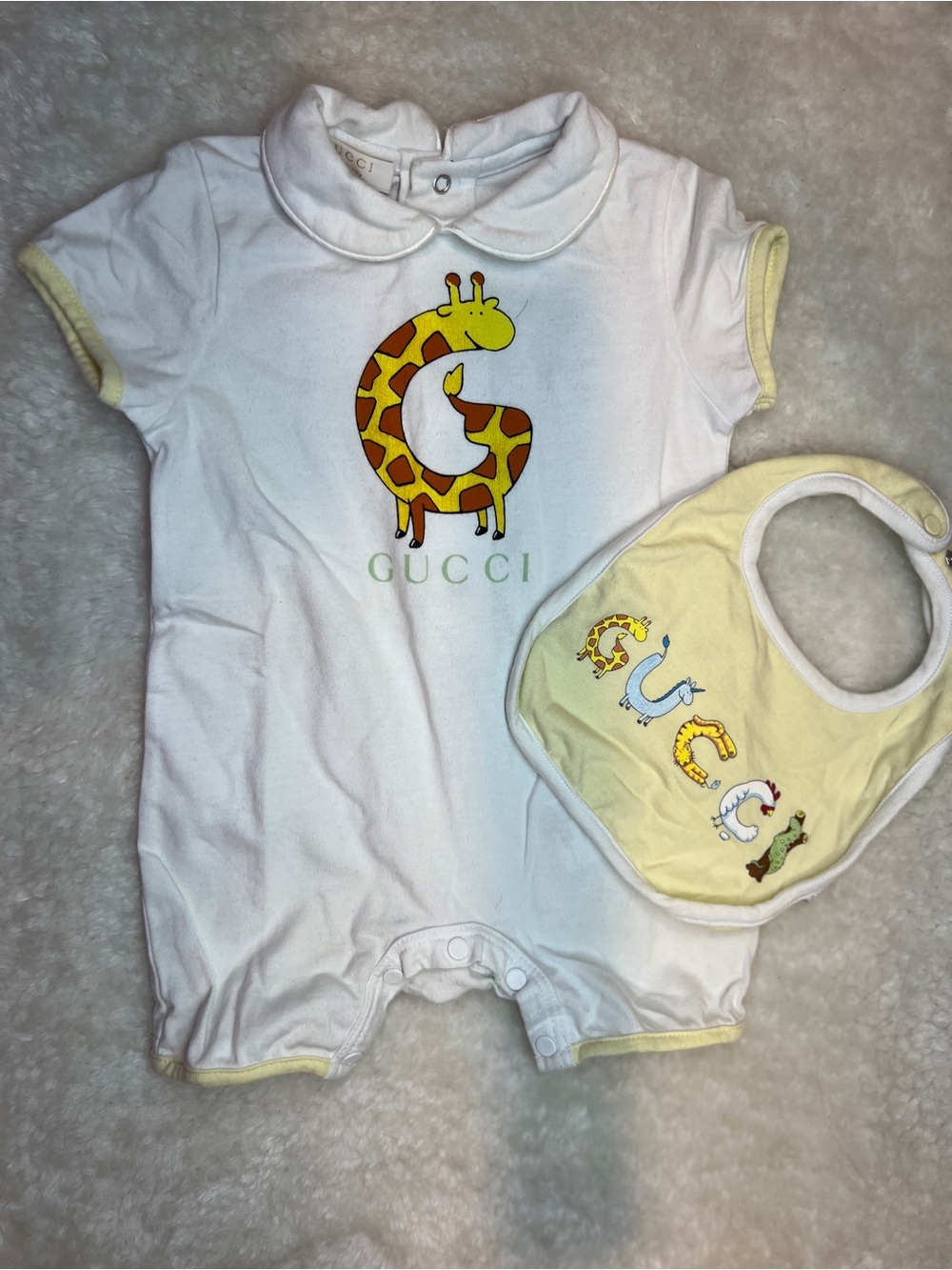✨Gucci✨ White & Yellow Giraffe Animal Baby 🍼 Set One Piece and Bib